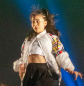 ダンスでへそ出しをする佳子様2
